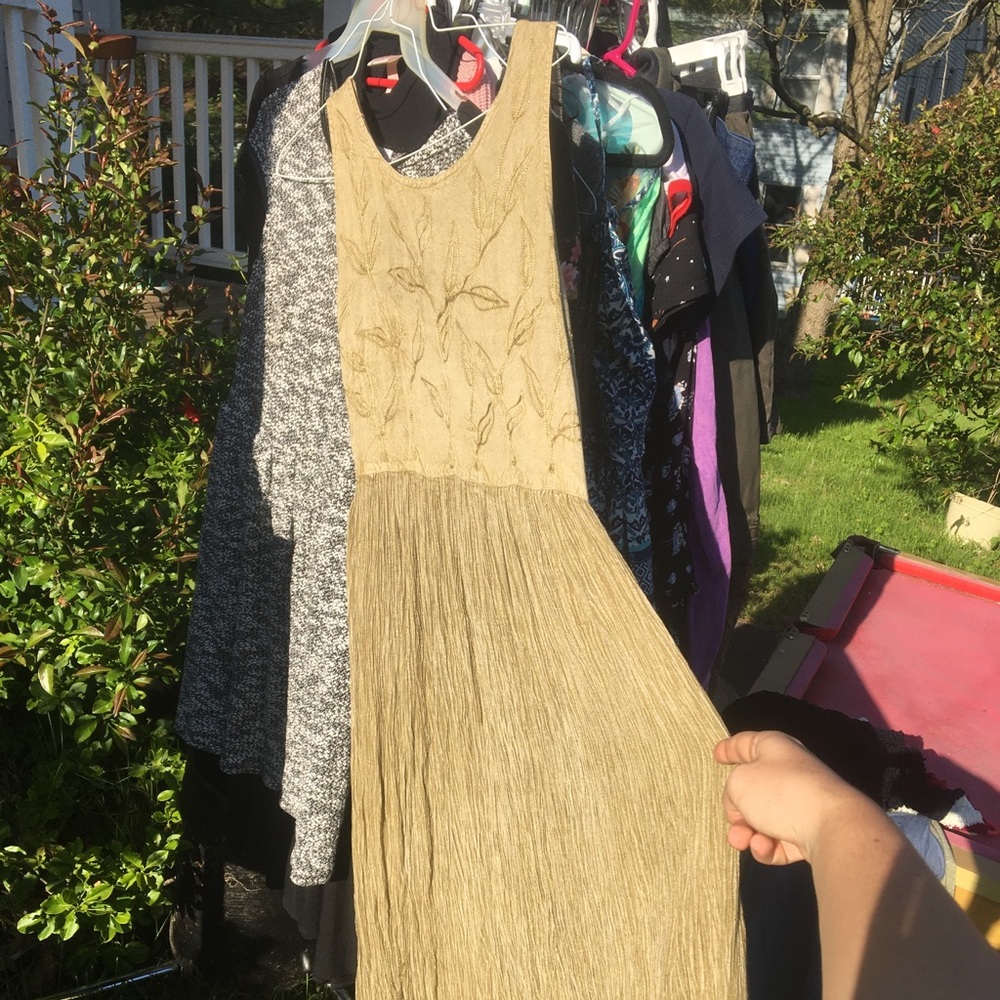 Floor-length Dress w/ Embroidery